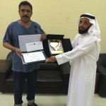 مدير إدارة الأمن والسلامة المدرسية يكرم الموظف عيد بن منصور السواط على تميزه في العمل