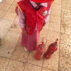 تعريف الطلاب بطفاية الحريق الآلية في ثانوية الملك عبدالله