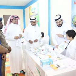 مدير إدارة الأمن والسلامة المدرسية بتعليم المخواة يكرم حارس الأمن حامد علي سعيد العمري